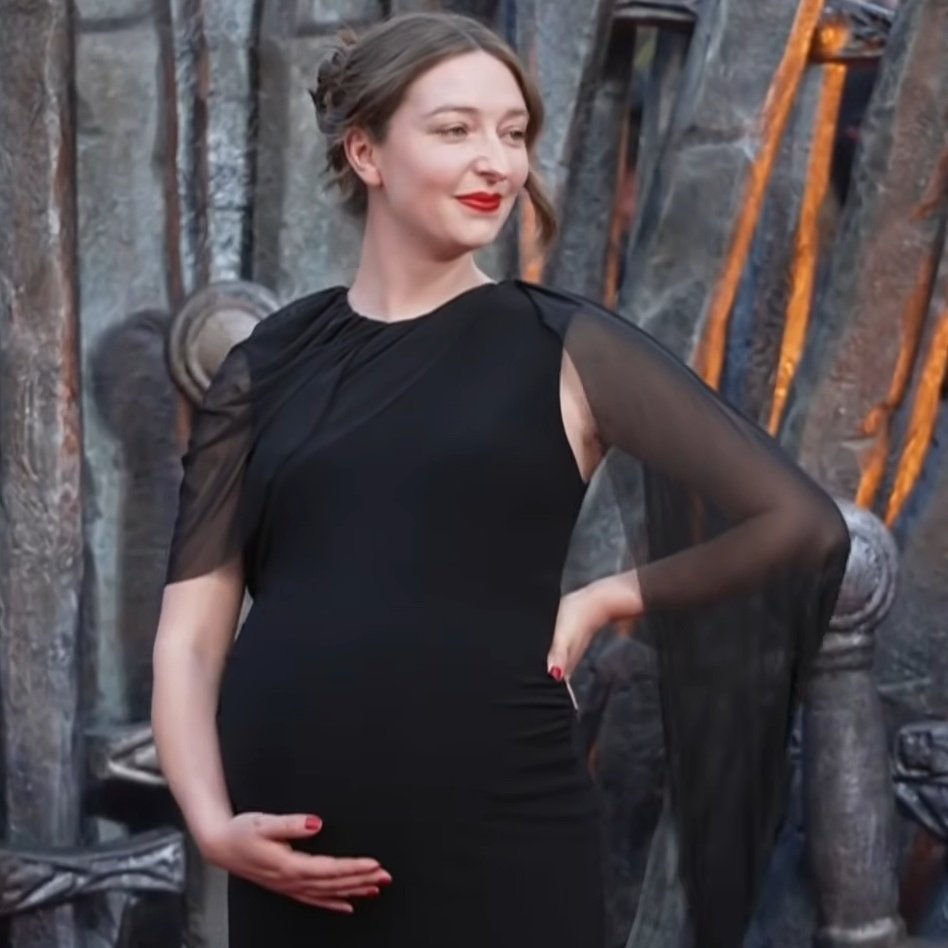 bestoftheblacks's tweet photo. Jordon Stevens (our Elinda Massey who is Rhaenyra's handmaiden) at the red carpet with her baby 🥺 https://t.co/oZIV3YauD2