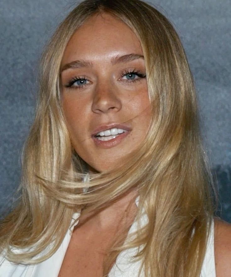 fruktflicka's tweet photo. this is the makeup all the 2026 sexy swedish girls are doing and I need a tutorial Now https://t.co/wu01KxLKeg