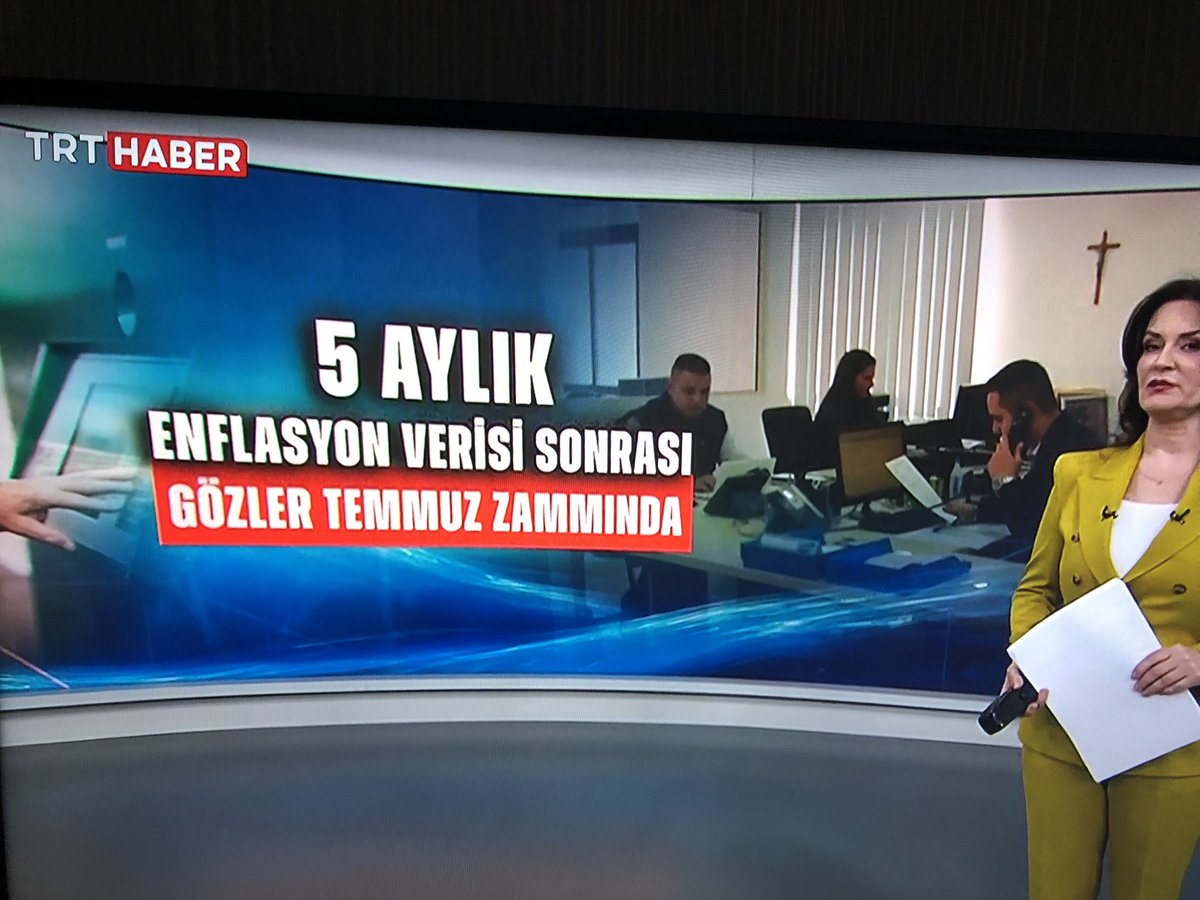 sfrendervatan's tweet photo. @omerrcelik  Sayın başkanım bu TRT Haber ne yapmaya çalışıyor. Duvardaki HAÇ işareti nedir. Koskoca memlekette habere resim yapacak başka resim mi yok? Kasıt mı arayalım!😡 https://t.co/J9tUe8KDwu