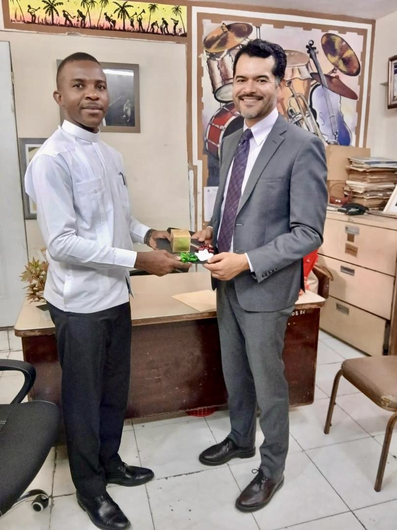 EmbamexHaiti's tweet photo. Dans le cadre de la coopération culturelle entre le Mexique et Haïti, l’Ambassade du Mexique a remis à l’École de Musique Sainte-Trinité les partitions de Chaconne in E Minor du compositeur mexicain Carlos Chávez. 

Cette initiative vise à renforcer les échanges artistiques et à promouvoir le patrimoine musical mexicain auprès des jeunes musiciens haïtiens. 🎶
