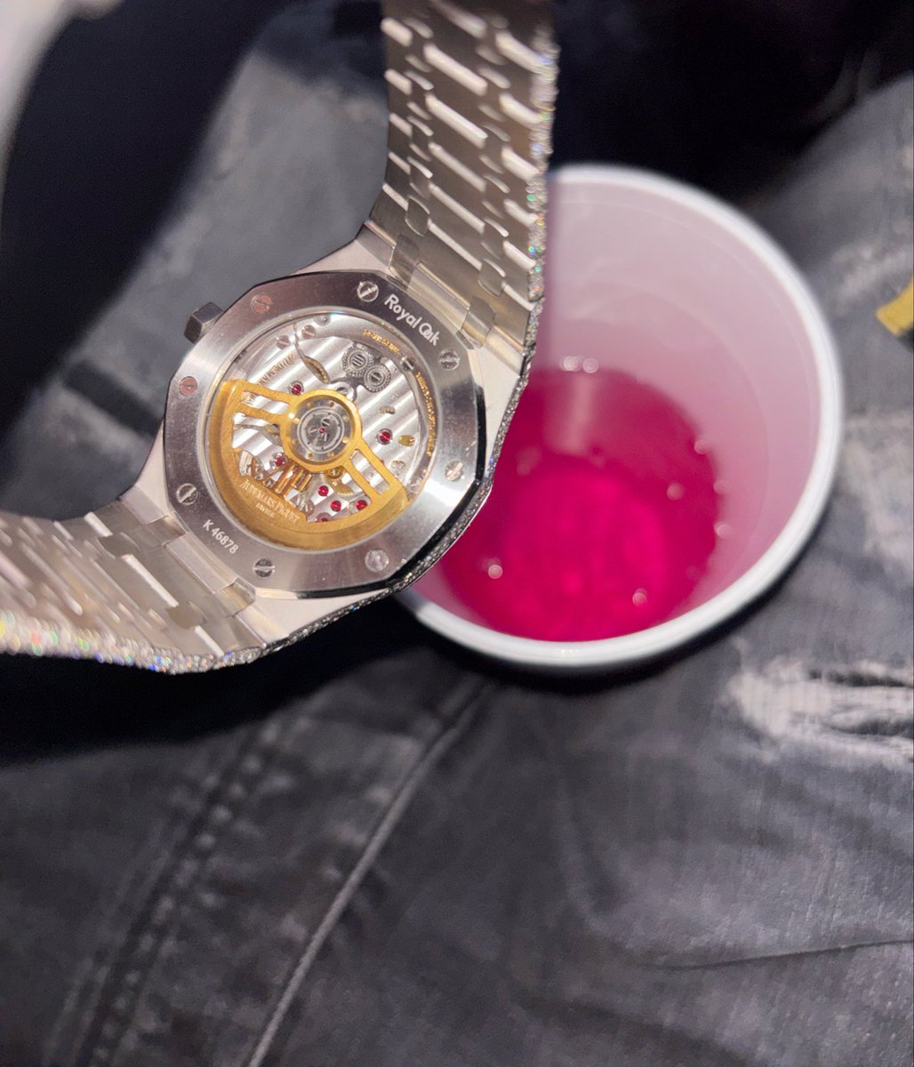 glitchtillrich's tweet photo. left me standing in da pouring rain so I went n bought ah big ol diamond chain https://t.co/yFgaPtb1T2