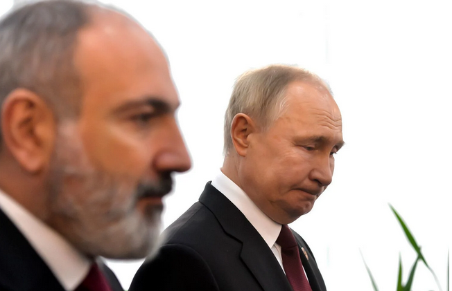 TKouilou's tweet photo. Le Kremlin ne digère toujours pas la défaite de ses "protégé"s en Arménie.

Le ministère russe des Affaires étrangères, par la voix de sa porte-parole Maria Zakharova, accuse : 
"pression sans précédent sur l’opposition" et "ingérence occidentale". 
Pourtant, les chiffres sont là : le Parti du Contrat civil de Nikol Pachinyan = 49,81 % des voix, un score qui lui permet de former une majorité constitutionnelle. 

À titre de comparaison, la formation prorusse « Arménie forte » de Samvel Karapetian n’a obtenu que 23,29 % des suffrages, soit deux fois moins. 

La participation : 58 % - bien supérieure aux 51 % des législatives russes de 2021, où le parti Poutine, « Russie unie », avait pourtant été présenté comme triomphateur avec… 49,8 % des voix.

Pire : les médias d’État russes, sur ordre du Kremlin, ont reçu une notice pour minimiser la victoire de Pachinyan.

Consigne : insister sur le fait que son parti n’a pas atteint les 50 %, et multiplier les articles sur les « irrégularités » pour semer le doute sur la légitimité du scrutin. 
Preuve de cette campagne : le titre de l’agence RIA Novosti, « Le parti de Pachinyan n’a pas obtenu 50 % des voix en Arménie », alors que ce score lui donne bel et bien les rênes du pays.

Moscou va jusqu’à prétendre qu’il existerait un « large appel » des Arméniens pour un rapprochement avec la Russie… alors que les urnes ont clairement dit l’inverse. 

Le ministère russe n’oublie pas de rappeler que le peuple arménien reste « fraternel », tout en mettant en garde Erevan contre tout rapprochement avec l’Occident.

La démocratie, version Kremlin : quand les chiffres ne vous arrangent pas, on réécrit l’histoire.... comme d'habitude ! 🤨
https://t.co/6DnvJVEP2i
https://t.co/bw2hFzeABm