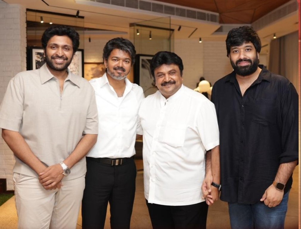 PrakazVijay_Of's tweet photo. 📸 | அண்ணன் @TVKVijayHQ -வை நடிகர் பிரபு மற்றும் அவரது மகன் விக்ரம் பிரபு மற்றும் இயக்குனர் ஆத்விக் ரவிச்சந்திரன் ஆகியோர் சந்தித்தனர் ! https://t.co/UMOsamADmh