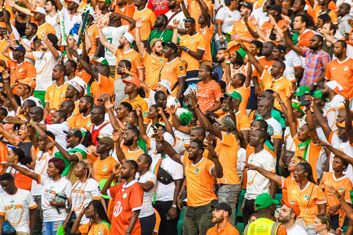 AfrikMove's tweet photo. FLASH - #Mondial2026 ⚽️ : la colère monte chez les supporters africains…🤯

À 3 jours du coup d’envoi, plusieurs supporters africains disent être confrontés à des refus de #visas américains sans motif légitime.

Des fans marocains 🇲🇦, ivoiriens 🇨🇮et d’autres pays africains affirment à la BBC avoir perdu des milliers d’euros en billets, vols et hôtels, malgré leur volonté d’aller encourager leur équipe.😕

Source : BBC WOLRD