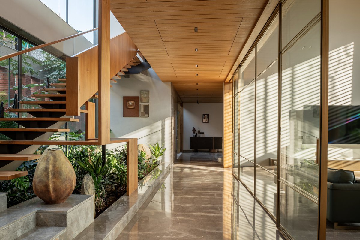 arqcommx's tweet photo. ¿Y si una pared pudiera enfriar toda una casa? 
Valaya Villa, de tHE gRID Architects Research and Design Studio en Ahmedabad, India, utiliza un muro curvo de ladrillo perforado, patios y ventilación cruzada para reducir el calor sin depender del aire acondicionado. https://t.co/yXK4fwfxaX