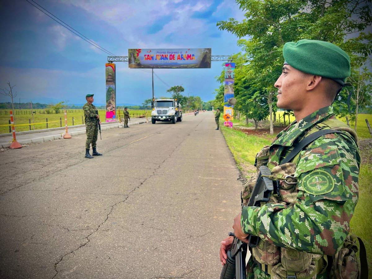 COL_EJERCITO's tweet photo. #ViajeSeguro | Durante la temporada de vacaciones de mitad de año, cerca de 500 soldados de la Fuerza de Tarea Omega (@ftc_omega) acompañan a viajeros y turistas en #Meta, #Caquetá y #Guaviare, con presencia en corredores rurales, ríos estratégicos y destinos turísticos como Caño Cristales.

Con patrullajes, puestos de control y seguridad fluvial junto a la Armada, nuestros soldados fortalecen la seguridad y la tranquilidad de propios y visitantes en el suroriente del país.