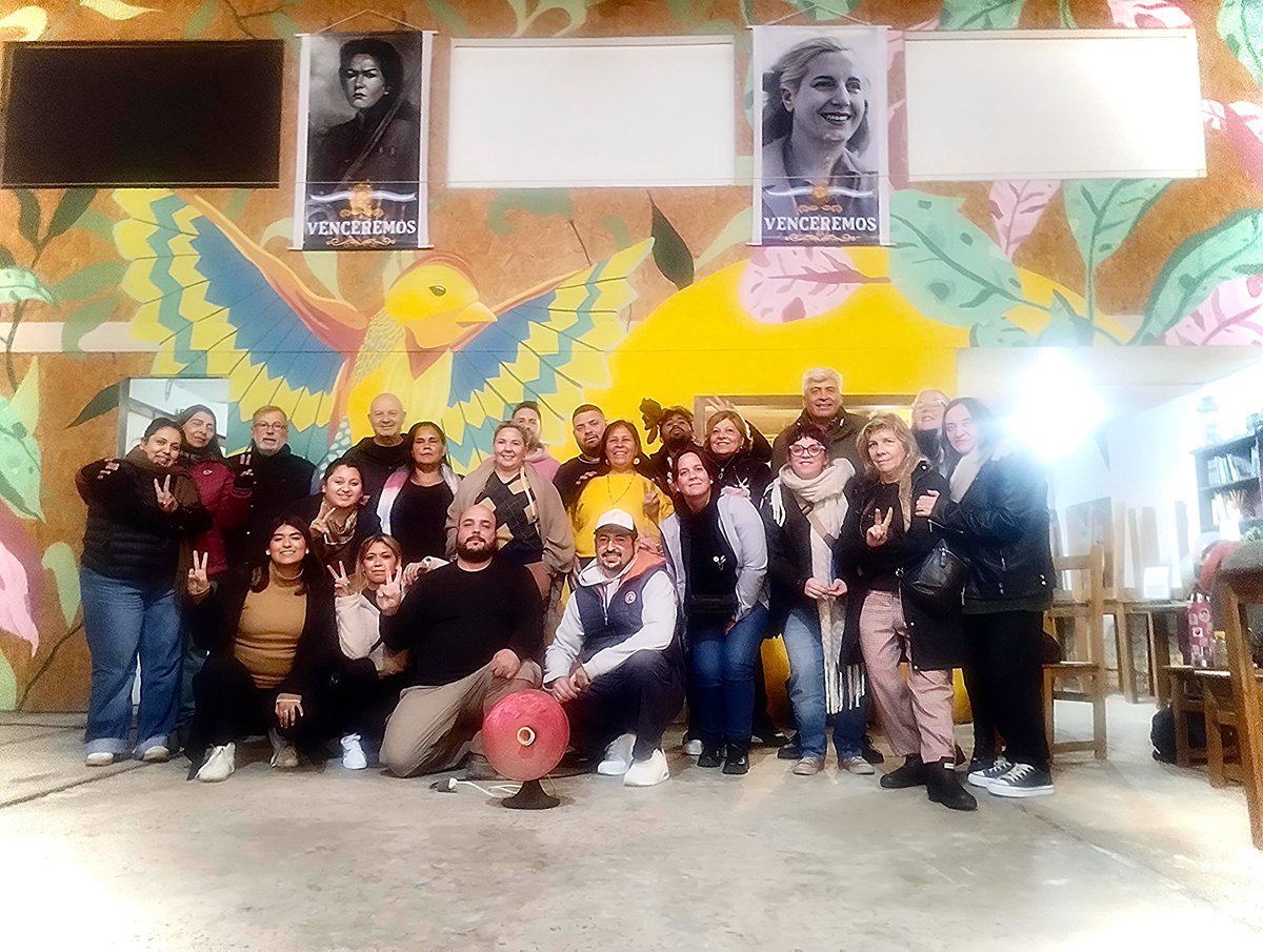 MEvitaLP's tweet photo. REUNIÓN REGIONAL LA PLATA
Hoy nos reunimos las y los responsables de la Regional La Plata para analizar la coyuntura política provincial y nacional y la profundización del plan de acción frente a las políticas de hambre y miseria planificada de Milei. https://t.co/QueFROYmAR