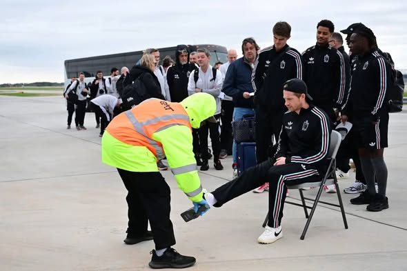 TCAZ1776's tweet photo. @leylahamed "dId AnY wHiTe tEaMs gEt TReaTed lIkE tHis?"

Here's Belgium after a friendly last month.

This is how you clear security for domestic Charter flights in the U.S. https://t.co/RAyCo01FQo