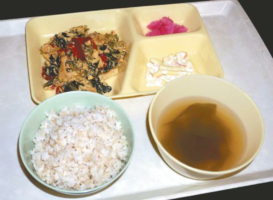 Awakend_Citizen's tweet photo. ←府中刑務所の食事
福岡市の小学校給食→ https://t.co/w9fRAvSeGQ