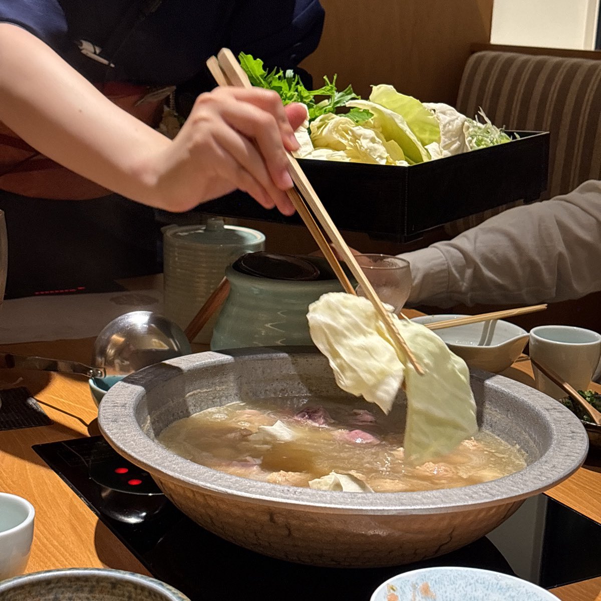 omoideya's tweet photo. ここから→スープだけを飲む→鶏だけを食べる→野菜などを入れる→シメ とすすんでいきます https://t.co/QvAg2d41hc