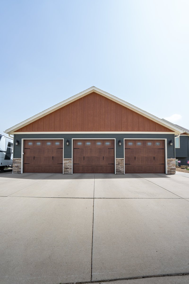 HeritageExt's tweet photo. Fresh siding for the Hogan residence. We installed Quality Edge TruCedar HD2 in Spruce — a classic, natural-looking profile that gives this home a sharp, updated look from the curb. 🏡 https://t.co/mrO25FxV5m
