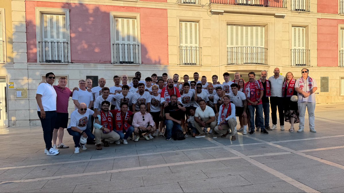 realaranjuez's tweet photo. 🏆 Recepción oficial en el Ayuntamiento de Aranjuez

Un honor compartir con nuestro alcalde este momento tan especial tras lograr el ascenso ❤️💙

#VamosAranjuez #OrgulloRibereño https://t.co/Lz70XVDybz