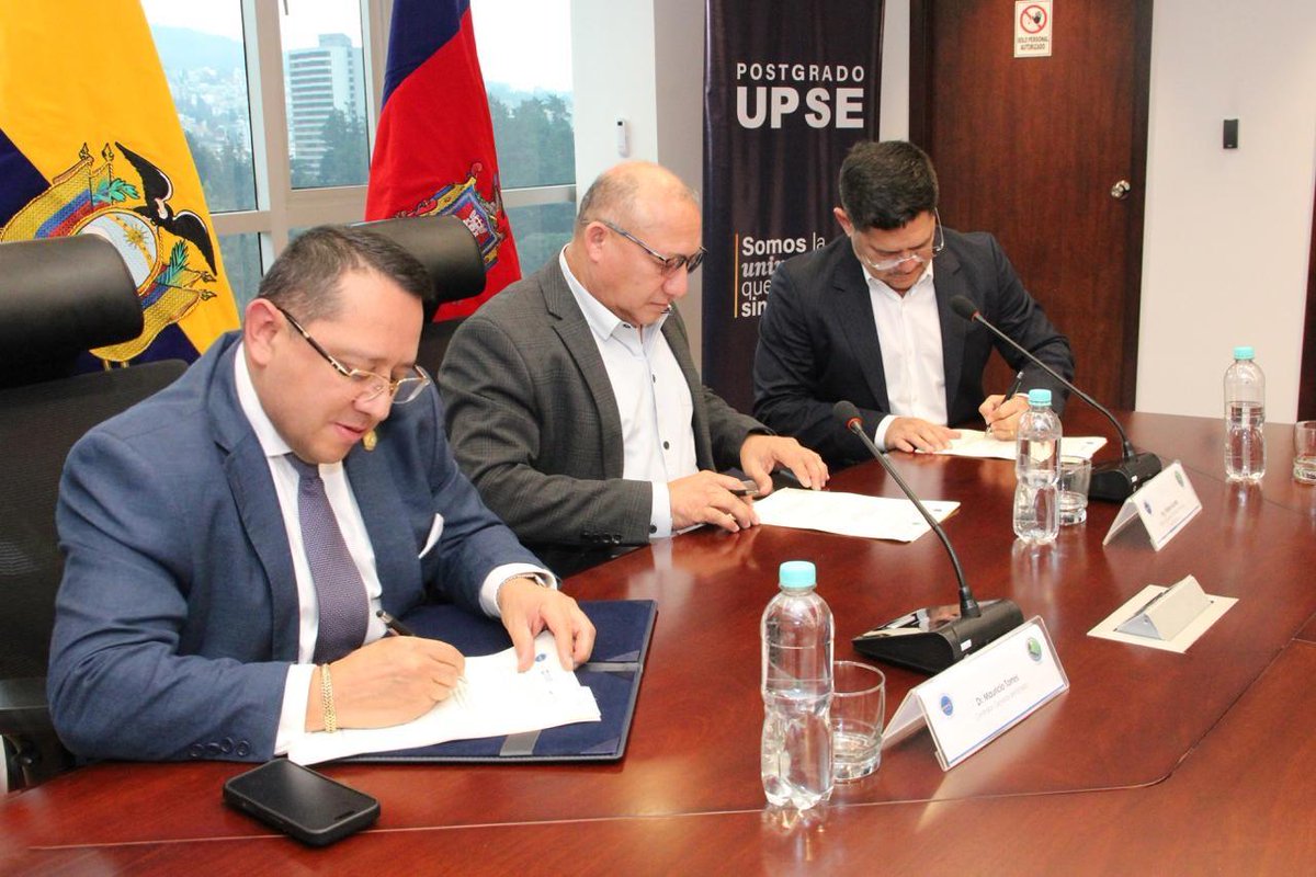 ContraloriaECU's tweet photo. 🏛️ #LaNuevaContraloría | El contralor, Dr. Mauricio Torres, suscribió un Convenio Marco de Cooperación Interinstitucional y un convenio con la @UPSE_ec.

🤝 Esta alianza estratégica fortalecerá la cooperación entre la academia y el sector público, impulsando acciones conjuntas para el desarrollo del talento humano y el fortalecimiento institucional.

📚 Este acuerdo permitirá desarrollar en conjunto:
👉🏼 Programas y proyectos académicos.
👉🏼 Intercambio de conocimientos y asistencia técnica.
👉🏼 Maestrías, cursos, certificaciones y formación continua.

✨ De esta manera, fortalecemos la articulación interinstitucional para impulsar la generación de conocimiento y aportar al desarrollo del país.