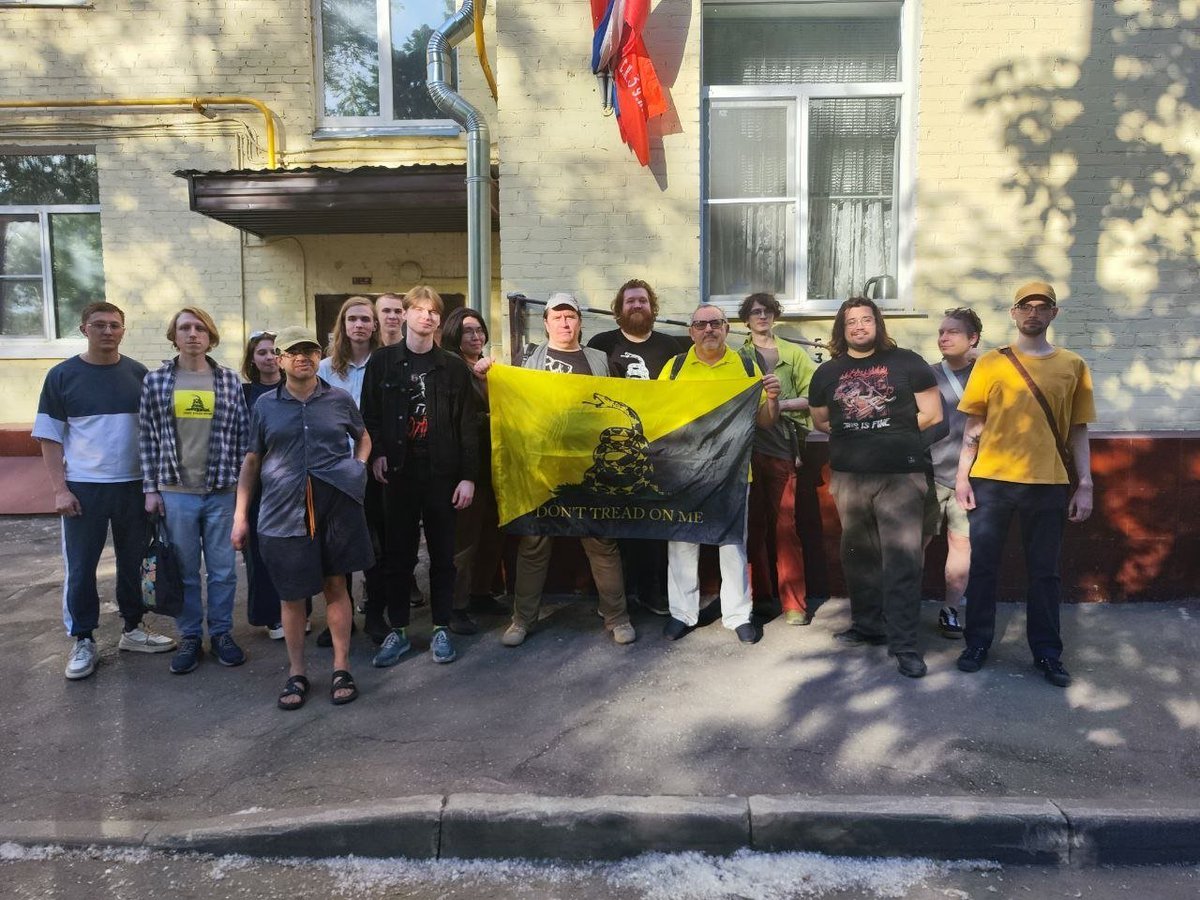 LprTweets's tweet photo. Московские либертарианцы встретились с Борисом Надеждиным

Московское отделение ЛПР провело встречу с 
Борисом Надеждиным. Поговорили о предстоящих выборах, ситуации в стране и о том, чем сегодня стоит заниматься политикам. Кроме того, политик поделился своим опытом участия в выборах с 90-х годов и до сегодняшнего дня.

Разговор вышел содержательным и вдохновляющим. Нам было интересно услышать мнение человека, который ещё совсем недавно был частью российской политической системы, а сегодня противопоставил себя ей.

Он также поделился своими впечатлениями от встречи:

Глядя на таких ребят понимаешь — у нынешнего курса Путина нет будущего. И никакой пропагандой не промыть мозги этому поколению. Оно не примет авторитаризм, изоляцию, насилие и средневековые «скрепы».
Благодарим Бориса Борисовича за интересный разговор!

Совсем скоро опубликуем небольшое интервью с политиком — не пропустите!

Такие разговоры становятся интереснее, когда в них участвует больше людей. Вступайте в ЛПР !