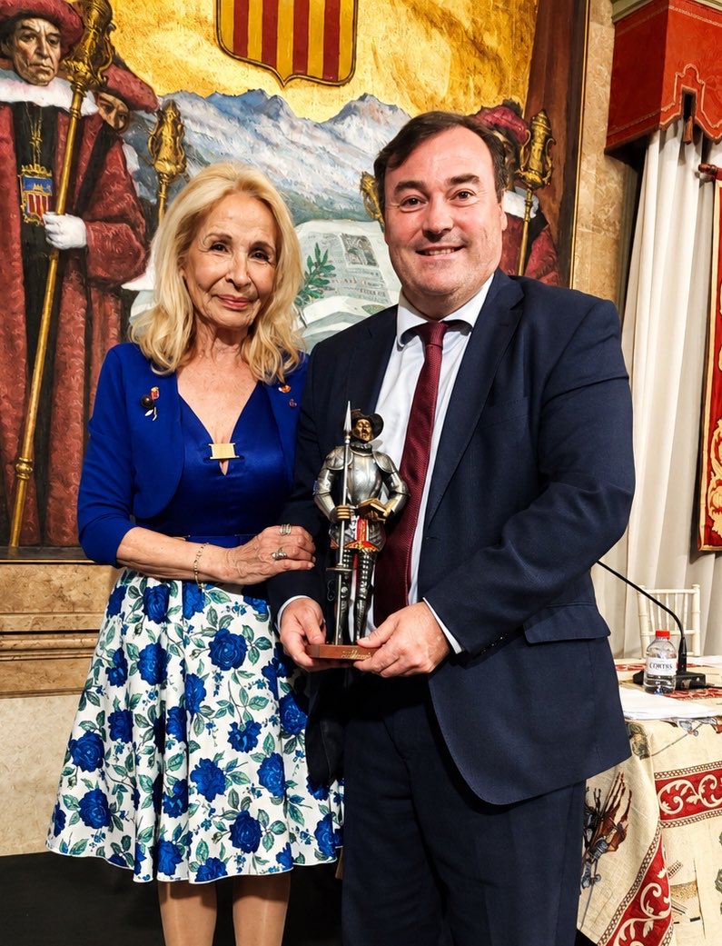 CastellonVox's tweet photo. 🟢 Nuestro vicepresidente provincial y portavoz adjunto de @vox_cv, @davidmunoz36, recibió el Quijote de Honor otorgado por la Casa Regional de Castilla-La Mancha en Castellón.

Un reconocimiento que pone en valor su compromiso con la defensa de nuestras raíces, tradiciones y cultura, así como su cercanía y dedicación al servicio de los castellonenses.

Valores como el esfuerzo, la honestidad y el servicio a los demás siguen siendo hoy más necesarios que nunca.

👏🏻 Enhorabuena por esta merecida distinción.