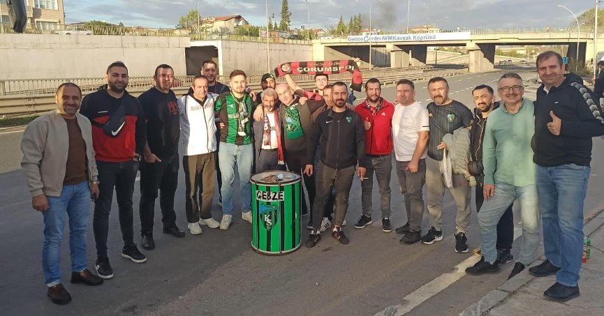 corumsporluyuz's tweet photo. Smolcic transferi sonrası bazı provakatör sayfalar, Çorum - Kocaeli dostluğuna gölge düşürmeye çalışıyor. Lütfen itibar etmeyiniz.

Buradaki sıkıntı işi iki haftadır bitiremeyen Kocaelispor yönetiminindir ve fark sadece 200 bin euro. Adam kendi yönetimine kızmak yerine gelmiş, profesyonel ve her takımın kadrosunda görmek isteyeceği bir oyuncuyu 'nasıl siz bizden alırsınız' diyor.

Ayrıca unutmayalım geçmiş dönemde bizimde talip olduğumuz ancak Kocaelisporʼun devreye girerek aldığı futbolcular oldu. Kimse o zaman çıkıp, 'vay nasıl bizim talip olduğumuz adamı alırsınız, artık düşmanız' demedi.

Bu dostluk 2 günlük değil ki, iki kişinin lafıyla bozulsun! ❤️🖤💚