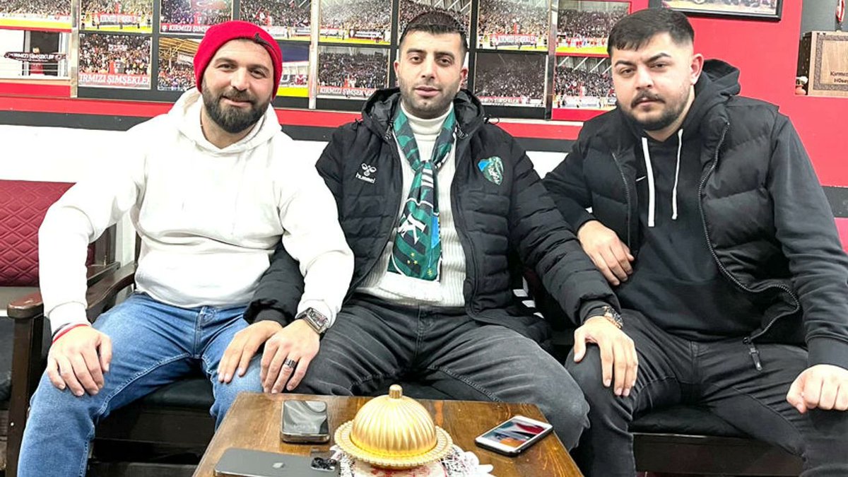 corumsporluyuz's tweet photo. Smolcic transferi sonrası bazı provakatör sayfalar, Çorum - Kocaeli dostluğuna gölge düşürmeye çalışıyor. Lütfen itibar etmeyiniz.

Buradaki sıkıntı işi iki haftadır bitiremeyen Kocaelispor yönetiminindir ve fark sadece 200 bin euro. Adam kendi yönetimine kızmak yerine gelmiş, profesyonel ve her takımın kadrosunda görmek isteyeceği bir oyuncuyu 'nasıl siz bizden alırsınız' diyor.

Ayrıca unutmayalım geçmiş dönemde bizimde talip olduğumuz ancak Kocaelisporʼun devreye girerek aldığı futbolcular oldu. Kimse o zaman çıkıp, 'vay nasıl bizim talip olduğumuz adamı alırsınız, artık düşmanız' demedi.

Bu dostluk 2 günlük değil ki, iki kişinin lafıyla bozulsun! ❤️🖤💚