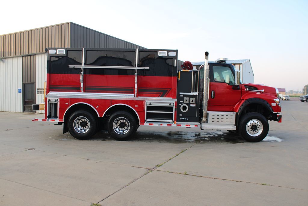 AAFireEquipment's tweet photo. Available for Immediate Delivery! 🚨 
👉 International Chassis w/ 475hp and Allison 4000EVS transmission
👉 Black over Red
👉 Hale 1250gpm pump
👉 3000-gallon water tank
👉 Single stack crosslays (x2)
👉 Rear swivel dump chute
👉 30’ 3” OAL
👉 10’ 4” OAH 
Call: 800.972.6035 https://t.co/bni6vuHyWi