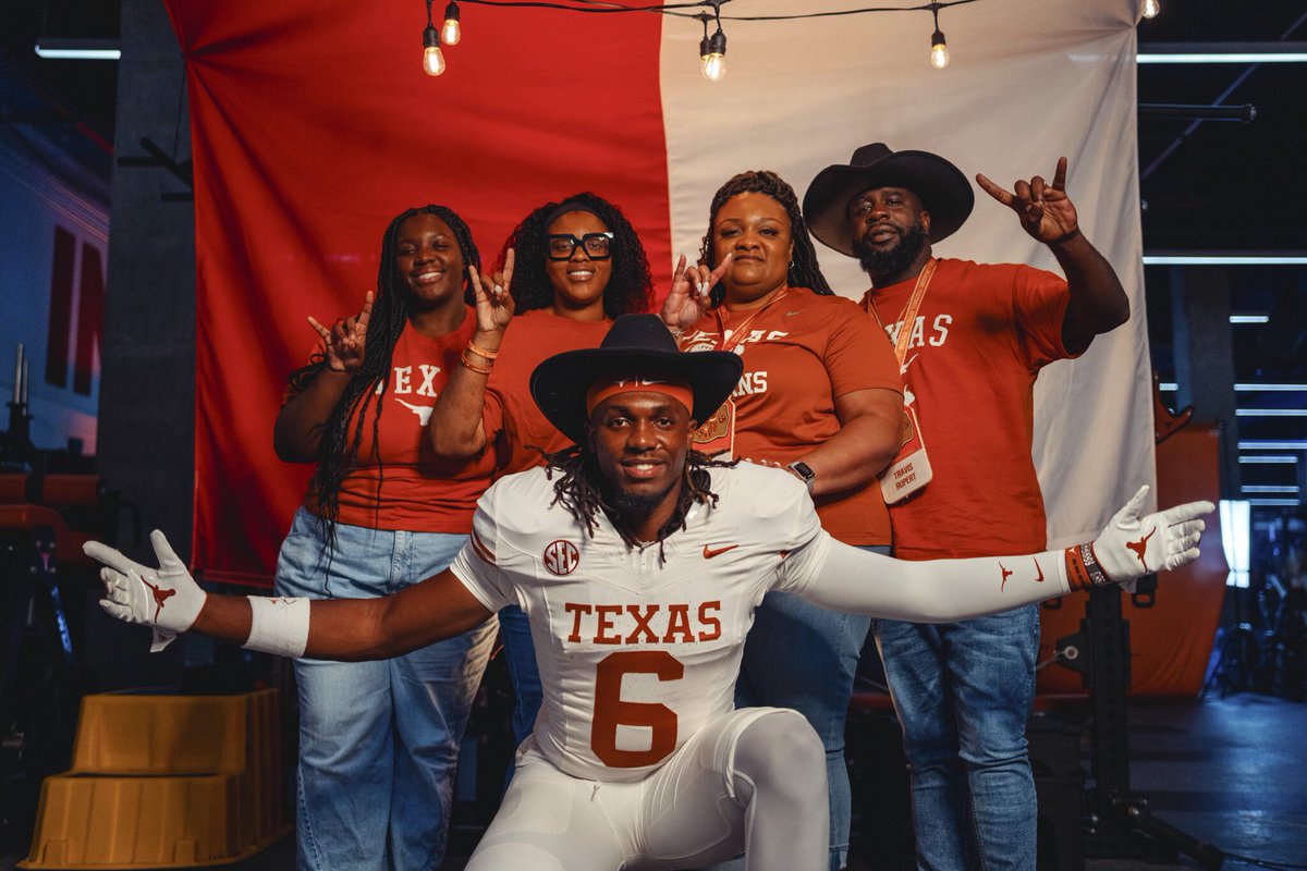 CamHall267605's tweet photo. Big thanks to @TexasFootball for hosting the OV! I appreciate everything they’ve done to me and my family. A moment never forgotten. HOOKEM🤘🏾
@CoachSark @CoachLCTrenches @CoachK_Baker @CoachJeffBanks @CJVogel_OTF @MikeRoach247 @247Sports @SummitFB @dctf @RivalsHS @InsideTexas https://t.co/2EelmPSVF2