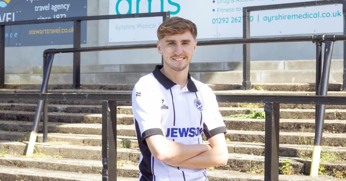 The_Thirty_'s tweet photo. Ayr United have signed Ross Taylor from Stenhousemuir ✍️ 

Gary Naysmith bringing him to Somerset seemed inevitable after the season he had, 26 G/A and one of the players of the season. 

A great addition for the Honest Men! ⚪️⚫️ https://t.co/D587jpCxgM
