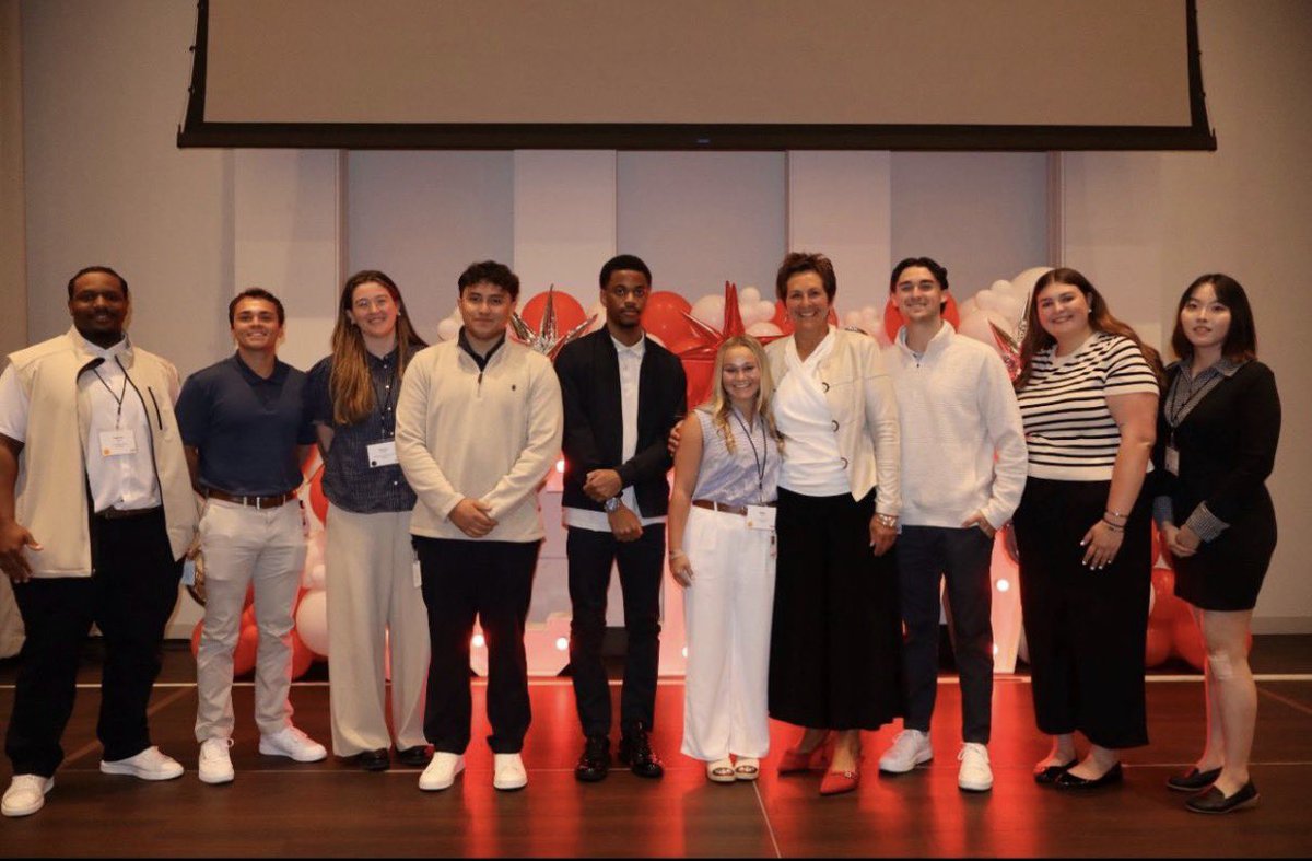 marklovejr's tweet photo. One week down at CDW, and I’m grateful for the opportunity to spend my summer as a K-12 Sales Intern. https://t.co/S7OosgYt4S