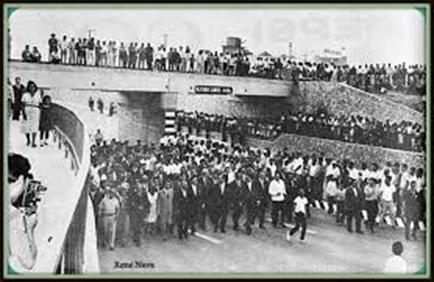 JPMS79's tweet photo. ¿Por qué se inunda el paso a desnivel de 8 de julio e Inglaterra?

Comencemos por informar que este paso a desnivel se construyó entre 1958 y 1959.

Su objetivo era facilitar el tránsito vehicular desde la zona centro de la ciudad hacia la zona sur que estaba en franco crecimiento de colonias habitacionales e industrias (Zona Industrial). Simplemente sortear las vías del ferrocarril (lo que hoy es avenida Inglaterra).
