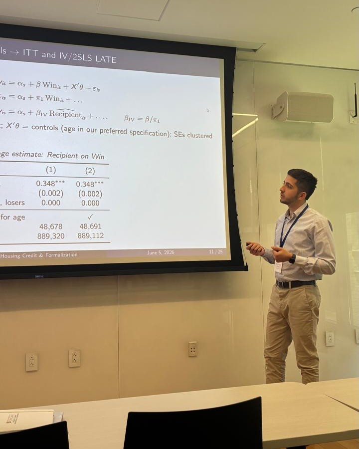 EconUdesa's tweet photo. 🏠 @VazquezFrancom 
"Housing Credit, Labor Formalization, and Financial Fragility" https://t.co/wLw7i6EckJ