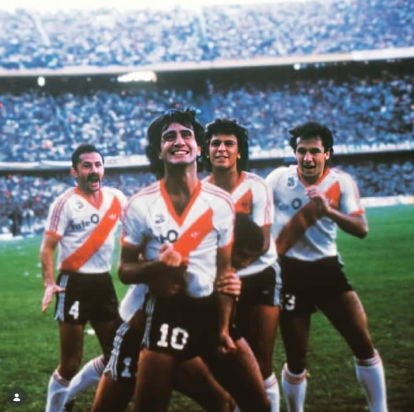 Alfred_075's tweet photo. @la12siempreboca El Beto Alonso mostrándote la camiseta, después de haberte hecho dos goles (uno con pelota naranja) y de darte la vuelta olímpica en el chiquero pasándote la chota por la cara. Saludos 😘 🤍❤️🤍 https://t.co/HxBAEkxi5Z