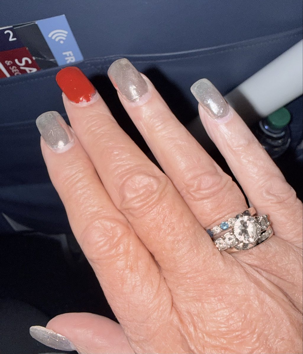 AnnRose's tweet photo. @HQNewsNow Hoist your Orange Middle Finger. https://t.co/hhtyQD0Ydb