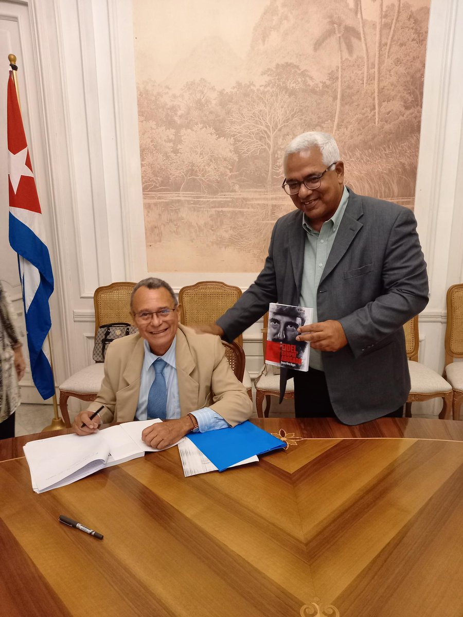 TSupremoCU's tweet photo. Como parte de las actividades en homenaje al día del trabajador jurídico cubano, el presidente del Tribunal Supremo Popular, @Oscar_CubaTSP, participó hoy en la presentación del libro "Fidel siempre Abogado" del escritor y jurista Genaro Pérez Reyes. #FidelCastro #Justicia https://t.co/0dnlfX5WKa