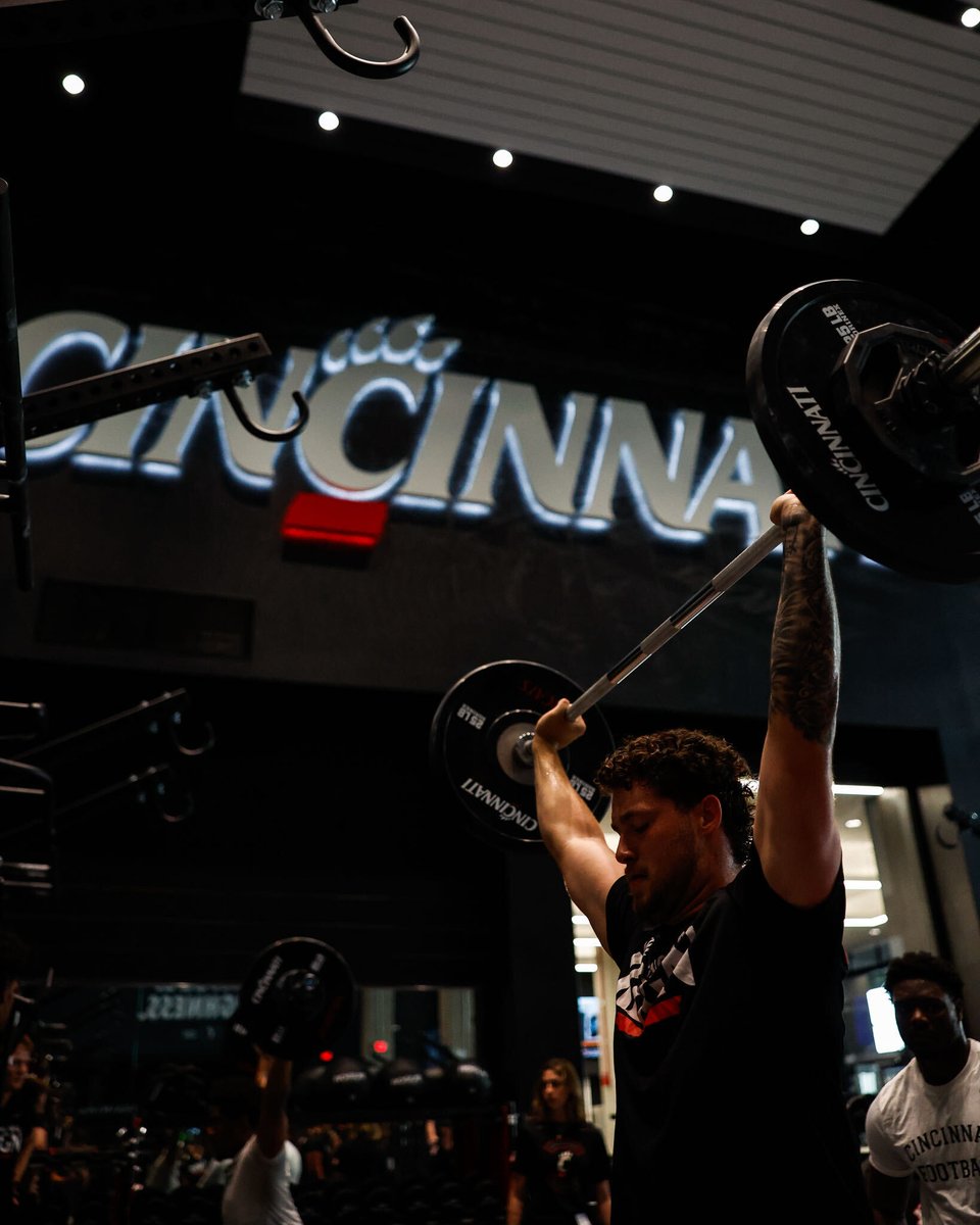 GoBearcatsFB's tweet photo. ALL ABOUT THE GRIND

#GoBearcats https://t.co/sE02wPQqUC