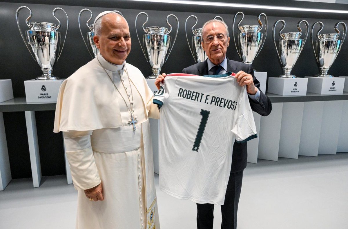 vaticannews_it's tweet photo. Le testimonianze della comunità diocesana portate a #PapaLeónXIV nella "casa" del @realmadrid raccontano di un’accoglienza “senza barriere” per le famiglie migranti e di un “pressing alto”, un sostegno che non ignora le ferite dei giovani

Leggi qui ⬇️
https://t.co/TyCVUhIdm4 https://t.co/SO09aqRDxW