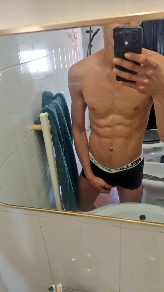 BoyMavambo's tweet photo. Good afternoon! 💪
 Who likes a nice little belly?
#horny #gaysex #gaymasc https://t.co/4y2FDpjVJY