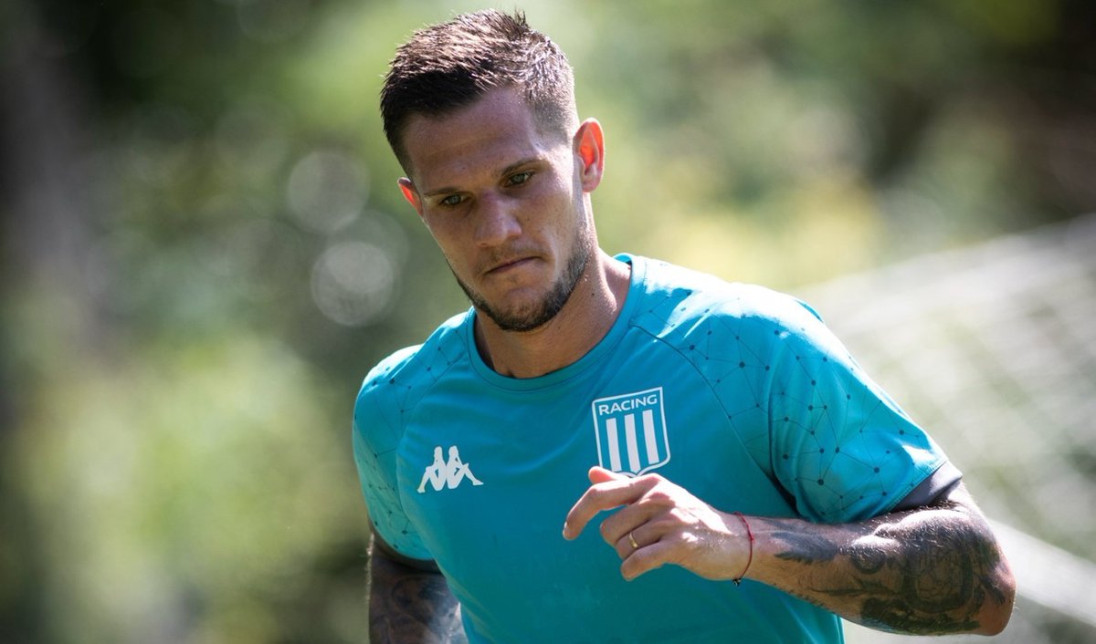 _lanumerouno's tweet photo. ⚠️ Desde el entorno de Zuculini consultaron a la dirigencia sobre la predisposición para dejarlo salir en este mercado de pases. Por el momento no hubo una respuesta definitoria. 

El contrato del volante finaliza a fin de año y es seguido por Nacional de 🇺🇾. 

ℹ️ @racingdealma https://t.co/O71EUfQaZU