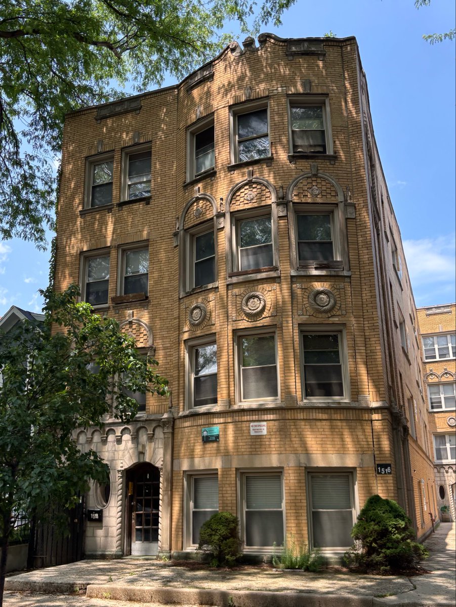 north0fnorth's tweet photo. one of my favorite things about biking around chicago is finding random beautiful residential buildings to admire https://t.co/R6OcU3321S