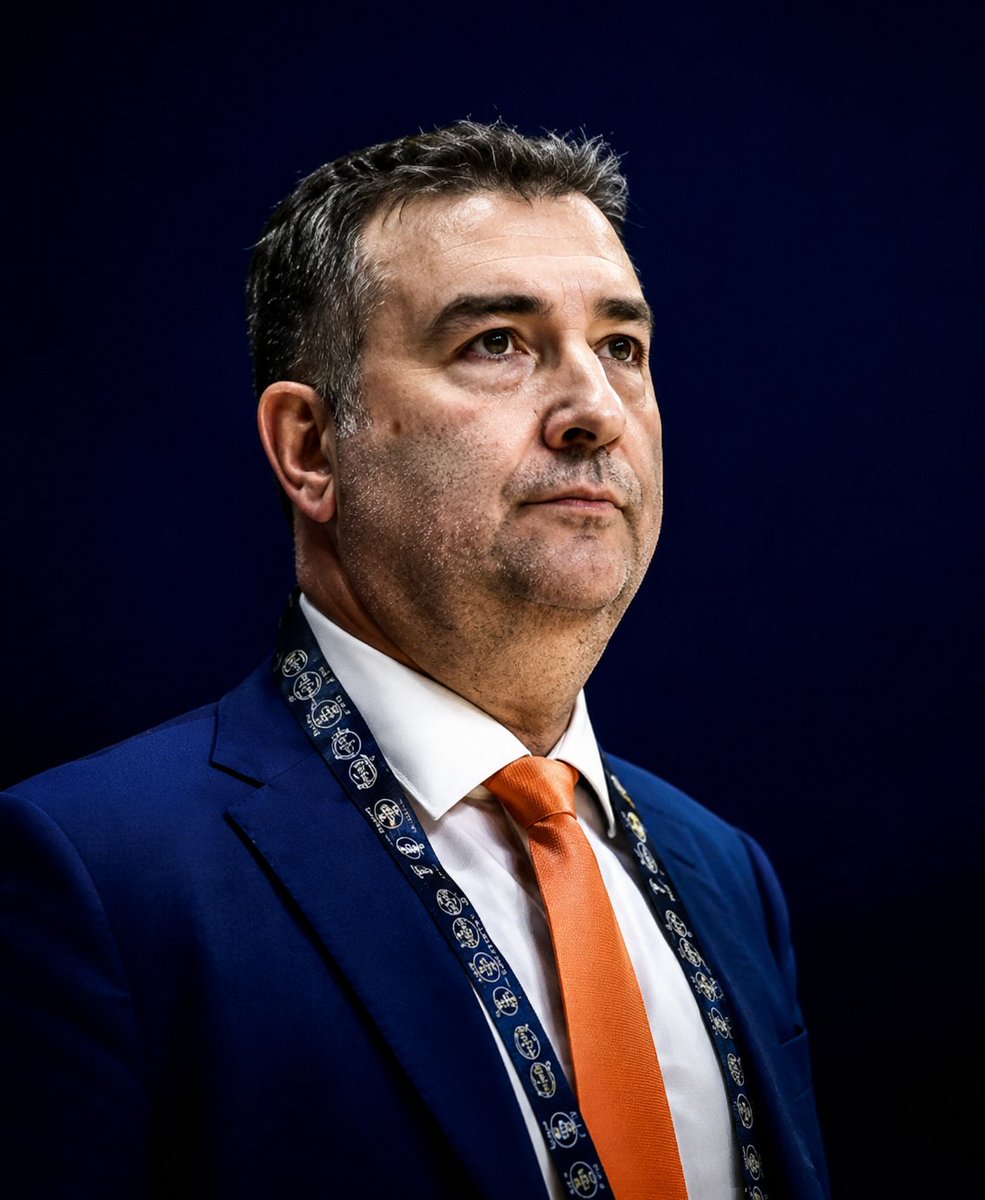basketkolik1907's tweet photo. Yönetimdeki birçok isme Miguel Mendez konusunda yazdık, ancak hiçbirinden bir cevap alma gereği bile görülmedi. Görünen o ki Fenerbahçe Kadın Basketbol Takımı sahipsiz bırakıldı. Şampiyonluklar kazandıran bir koçun hiçbir tatmin edici açıklama yapılmadan gönderilmesi kabul edilemez. Bu sessizliğin ve alınan kararın mutlaka bir açıklaması olmalı. Teşekkürler Fenerbahçe yönetimi; şampiyon koç sebepsiz yere gitti.

#FenerbahçeBeko