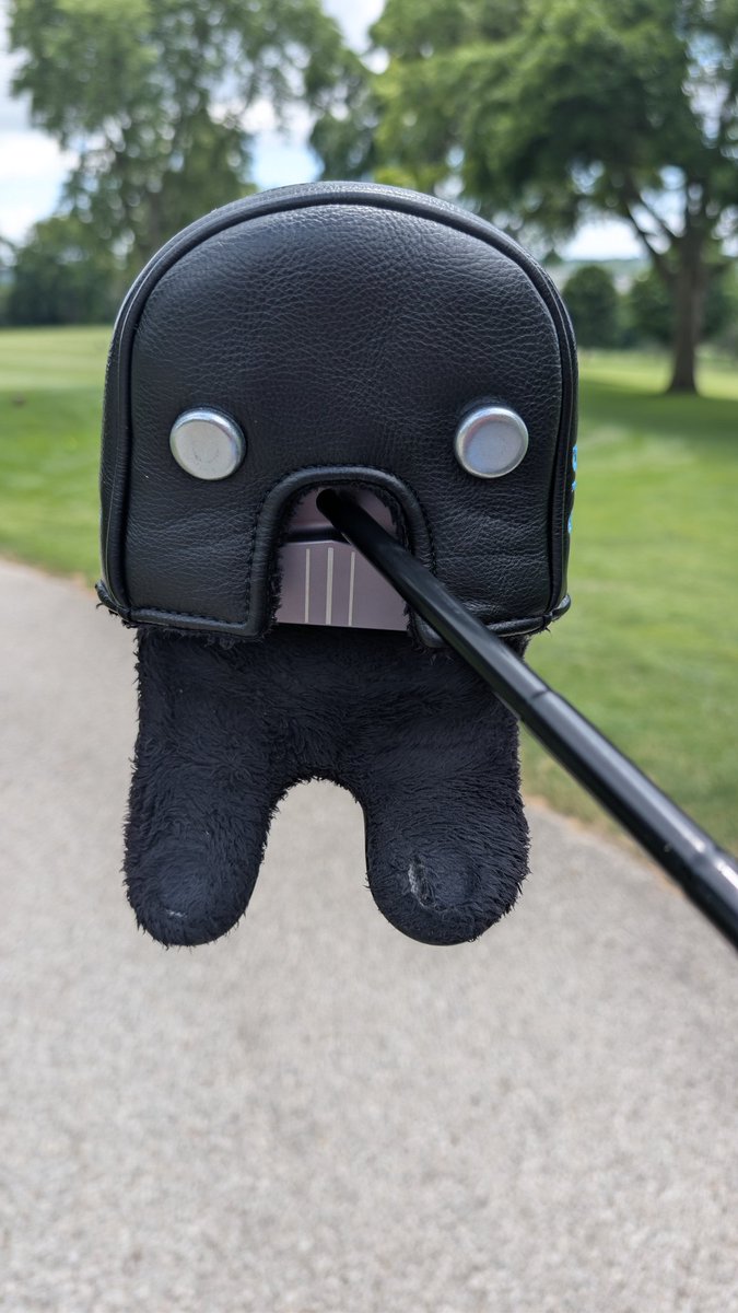 therealSPZA's tweet photo. Hey @labgolfputters I don't think this is how the headcover is supposed to work🤔 https://t.co/6g15B17uHJ