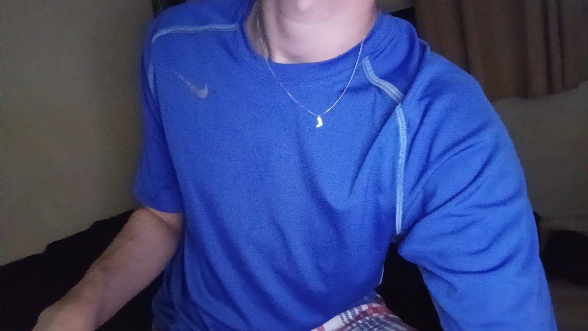 stfuleo's tweet photo. gosto do meu pingente de L q fica assim brilhando em toda foto que eu tiro https://t.co/Mn4wzGJRXL