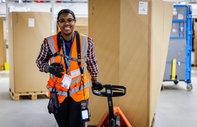 RRHHpress's tweet photo. #Amazon destinará más de 800 millones de euros a la formación de sus empleados a través de Career Choice 
https://t.co/bUnejxgMAF #RRHH #Formación https://t.co/Me4L0DPCKK