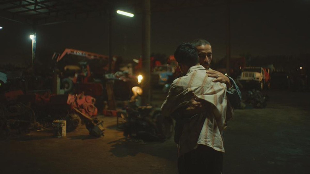 anapau_villa's tweet photo. Durante el primer día del Mes del Orgullo fui al cine a ver En el camino, la nueva película de David Pablos, en la cual desde los primeros diez minutos puedes vislumbrar que esta es una historia LGBT que no tendrá un final feliz. Sin embargo, también te das cuenta de que es mucho más que “una historia LGBT”.

Nuestro protagonista es un joven llamado Veneno (Víctor Prieto), que dice tener 24 años, luego 22 y finalmente 20 en una escena que evoca una secuencia similar en Almost Famous (dir. Cameron Crowe), donde la groupie Penny Lane le confiesa a William que tiene 16 años, algo que las estrellas de rock que se acuestan con ella de forma regular puede que sepan o no.

Al igual que Penny, Veneno intercambia favores sexuales por otro tipo de favores, específicamente por rides junto a traileros con el objetivo de llegar a Saltillo por una razón que no está dispuesto a revelar. Cuando uno de estos traileros lo abandona en un paradero en medio de la nada, conoce a un hombre que se hace llamar Muñeco (Osvaldo Sánchez), y ambos se embarcan en una ruta a través del desierto mexicano que no parece tener principio ni fin.

Aunque empieza como algo meramente platónico, con Muñeco aclarando que, aunque él no es “maricón”, no tiene problema con que Veneno lo sea, su relación cada vez se vuelve más profunda, impulsada por sus largos viajes nocturnos por una carretera que parece un espacio liminal y por las pláticas que inevitablemente surgen bajo el manto de la oscuridad y revelan más de lo que les gustaría.

No he podido dejar de pensar en ella. Reseña completa en mi Substack, vayan a verla al cine mientras puedan.