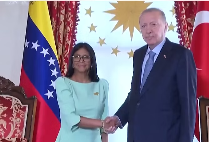 Informe21's tweet photo. 🇹🇷 Delcy Rodríguez tuvo reunión este lunes #8junio, con el jefe de Estado turco, Recep Tayyip Erdogan en Estambul. https://t.co/gLayFQqAxV

#Turquía https://t.co/3Io2wyXPBo