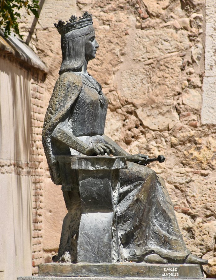 Dario_Madrid_F's tweet photo. La reina Isabel de Castilla, la Católica, en Alcalá de Henares. La estatua se encuentra en el Palacio Arzobispal. Allí recibió por primera vez a Cristóbal Colón, aquí se inició la gesta del descubrimiento de América.
Los Reyes Católicos decidieron pasar el invierno en la ciudad en la que nacería un tal Miguel de Cervantes en 1547. Isabel estaba embarazada de la más pequeña de sus hijas, Catalina, la que sería reina de Inglaterra al casarse con Enrique VIII. 
Isabel dio a luz el 16 de diciembre de 1485 en el Palacio Arzobispal. Su confesor Fray Hernando de Talavera es quién propone a la monarca que reciba a un sujeto llamado Cristóbal Colón, pobre de solemnidad, que dice saber como llegar a las islas de la Especiería navegando hacia el occidente en vez de ir hacia el oriente rodeando las costas de África.
El genovés venía siguiendo a la Corte de los Reyes Católicos desde Córdoba y ya había recibido la negativa del rey de Portugal a financiar su proyecto. La entrevista se celebró el 20 de enero de 1486, Colón contó a la reina su proyecto y en aquel momento no le hizo mucho caso. Pasarían seis años hasta que el futuro Almirante de la Mar Océana lograra convencer a los Reyes Católicos del viabilidad de su proyecto.