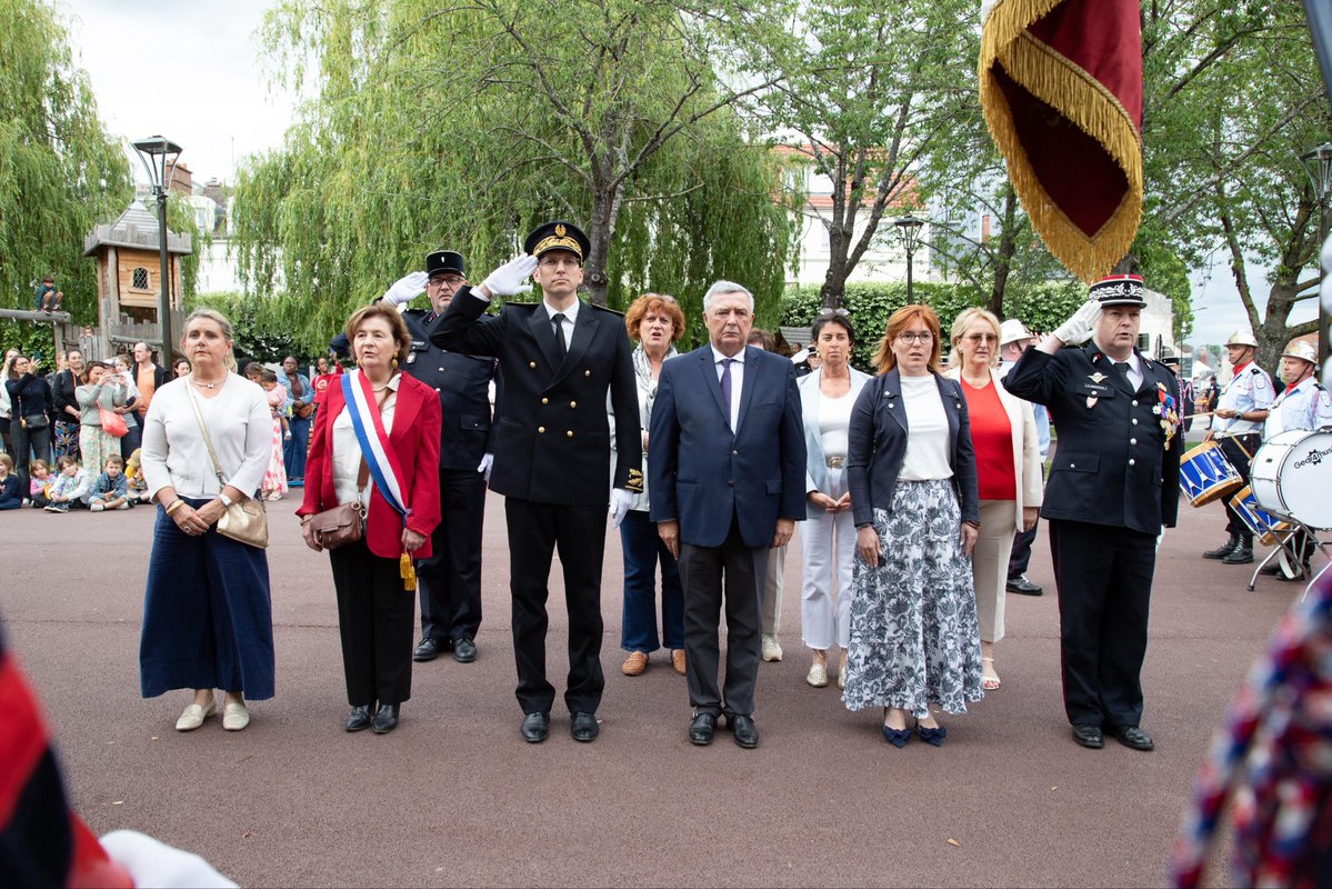 Sdis77's tweet photo. [ #Meaux 🧑‍🚒]

Aujourd’hui s'est tenue la cérémonie de passation de commandement du CIS de Meaux entre le Commandant Frédéric Thirot et le Commandant Bernard Mary.
Après plusieurs années au sein du CIS de Meaux, le Commandant Frédéric Thirot a récemment rejoint le groupement territorial Est, à Provins, où il occupe désormais les fonctions d’Adjoint au chef de groupement.
Le Commandant Bernard Mary lui succède à la tête du centre. Il exerçait précédemment les fonctions de chef du service Prévention Nord.
Cette cérémonie s'est déroulée en présence du sous-préfet de Meaux Julien Kerdoncuf, de la Députée, Béatrice Roullaud, du Président du Conseil départemental, Jean-François Parigi, de la Vice-présidente et Conseillère départementale du canton de Meaux, Sarah Lacroix, de la Présidente du Conseil d'administration, Isoline Garreau, de la 1ère Adjointe au Maire de Meaux, Emmanuelle Vielpeau et du Contrôleur Général Bruno Maestracci, Directeur départemental du #Sdis77.
Le CIS de Meaux compte aujourd'hui 47 sapeurs-pompiers professionnels, 48 sapeurs-pompiers volontaires et un personnel administratif. En 2025, ses équipes ont réalisé 6 840 interventions au service de la population.
Le Sdis 77 adresse ses remerciements au Commandant Frédéric Thirot pour son engagement et son action à la tête du CIS de Meaux, et souhaite pleine réussite au Commandant Bernard Mary dans l'exercice de ses nouvelles responsabilités.