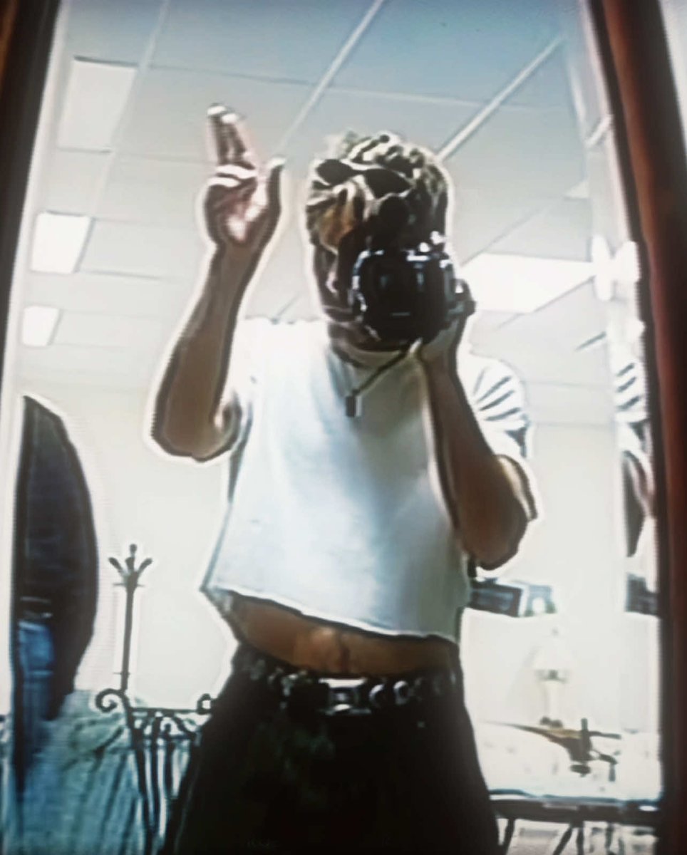 bbborttt's tweet photo. This could be more kinda inaccurate just because hes wearing his jeans too low and the 90s (especially early) were still in that high waist era but the 90s was also an awakening for a more rebellious era which made low waist more popular (?) Crop tops were also a media made (?) https://t.co/oJLAuVej5o