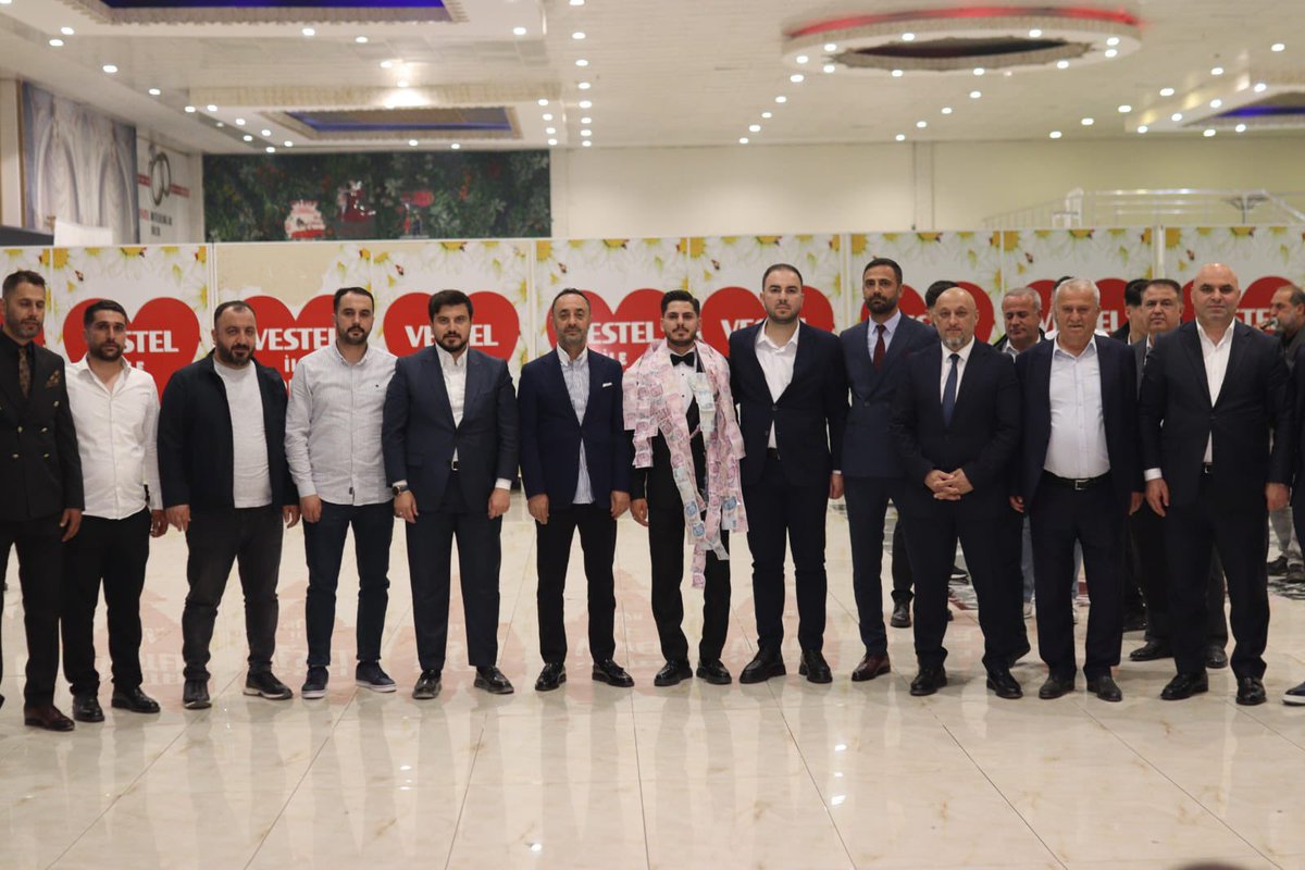 AkpartiBitlis13's tweet photo. İl Başkanımız Sn.@EnginGunceoglu, İl Genel Meclis Başkanımız Sn.@medetilbars, Tatvan İlçe Başkanımız Sn.@Erhanayz13 ve teşkilat mensuplarımız ile beraber, 

Tatvan ilçe Gençlik kolları Başkan Yardımcımız Sn. Hakan Akar’ın düğün merasimine katılım sağladılar. Genç çiftlerimize mutluluklar diliyoruz.