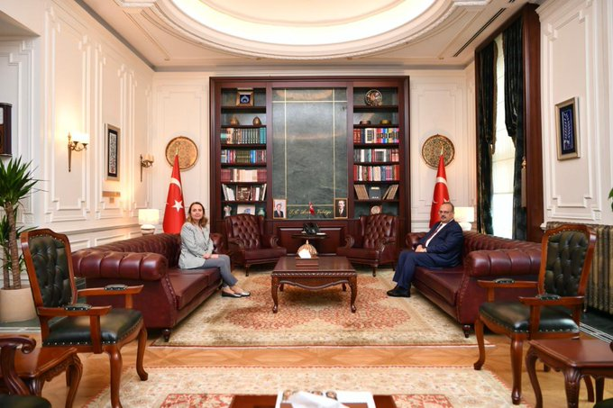etkilihaberyeni's tweet photo. Kılıçdaroğlu destekçisi CHP Milletvekili Semra Dinçer, Ankara Valisi Yakup Canbolat'ı ziyaret etti.

Ankara Valiliği, Kılıçdaroğlu'nun avukatının talebi üzerine CHP Genel Merkezi'ne müdahale emri vermişti. https://t.co/n6cAR3wGa0