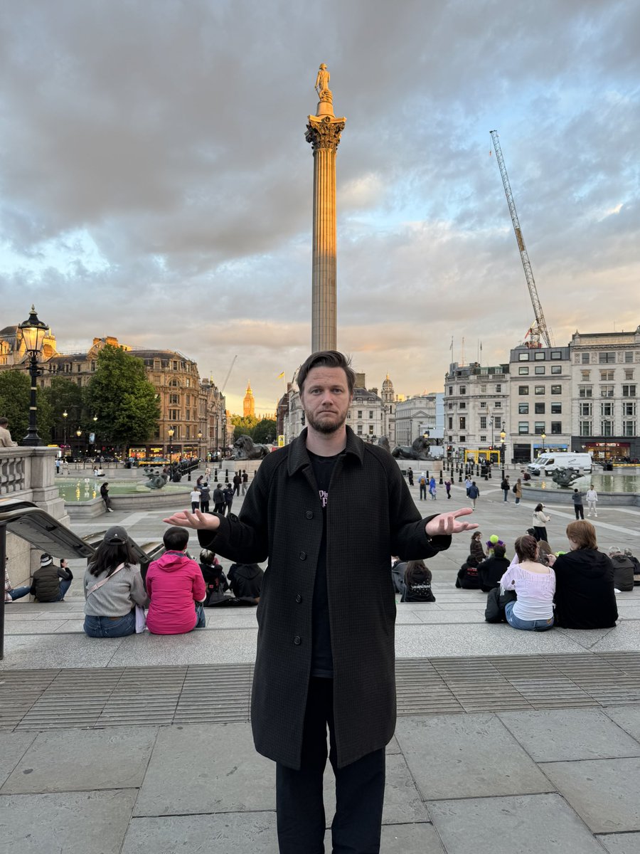 Seapeekay's tweet photo. hey @VALORANTukn i came to trafalgar square to see nelson’s column at 9 https://t.co/zWZTpTdVrw