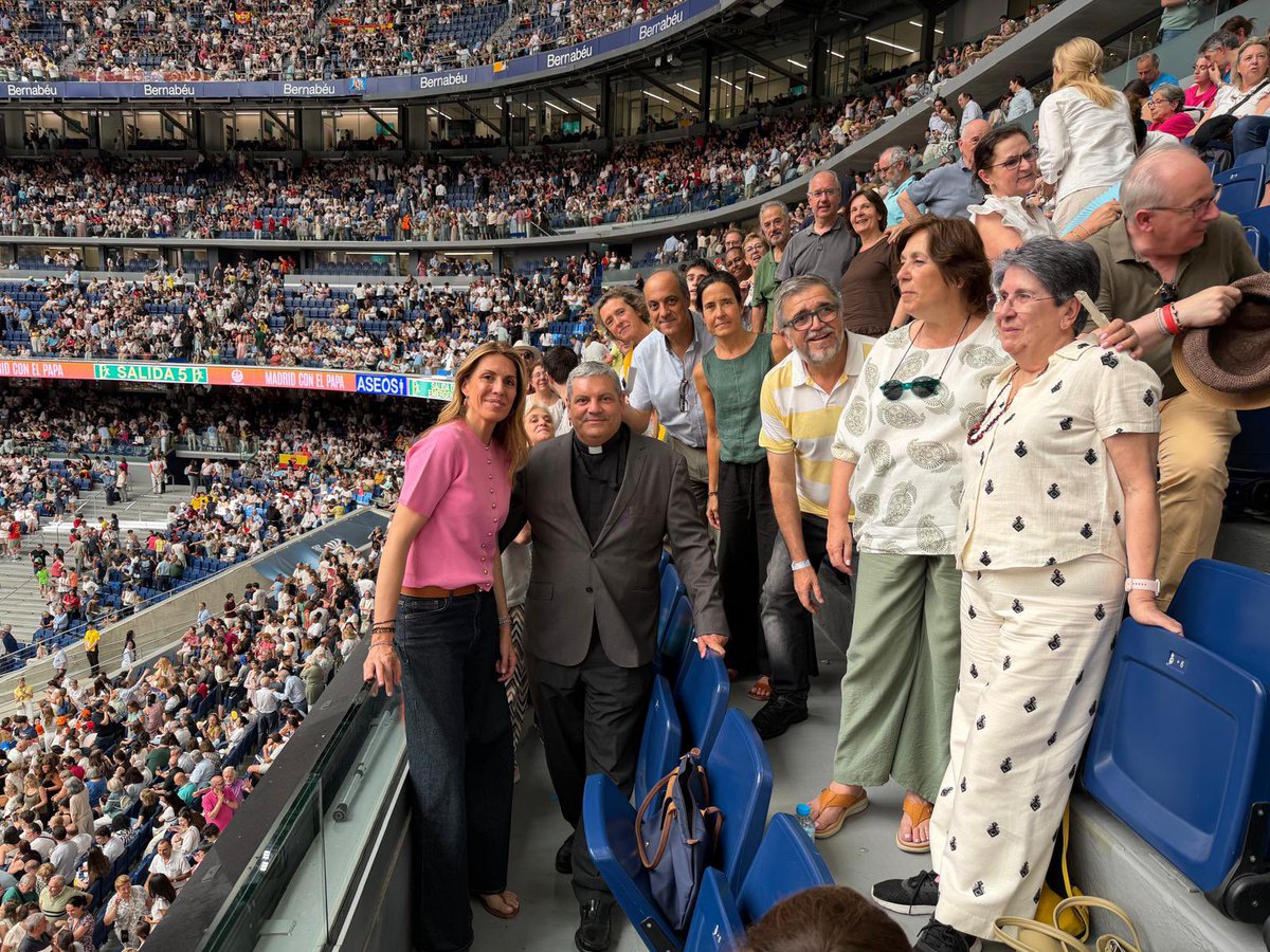 PalomaTejero_'s tweet photo. ✝️ Emociona ver a tantos vecinos de Pozuelo acompañando a nuestras parroquias en un día tan especial junto al Papa y la comunidad diocesana en el Bernabéu.

🙏 Pozuelo está presente en este momento histórico para Madrid y toda España, demostrando una vez más el orgullo y la fe https://t.co/ns8Fi2ChNG