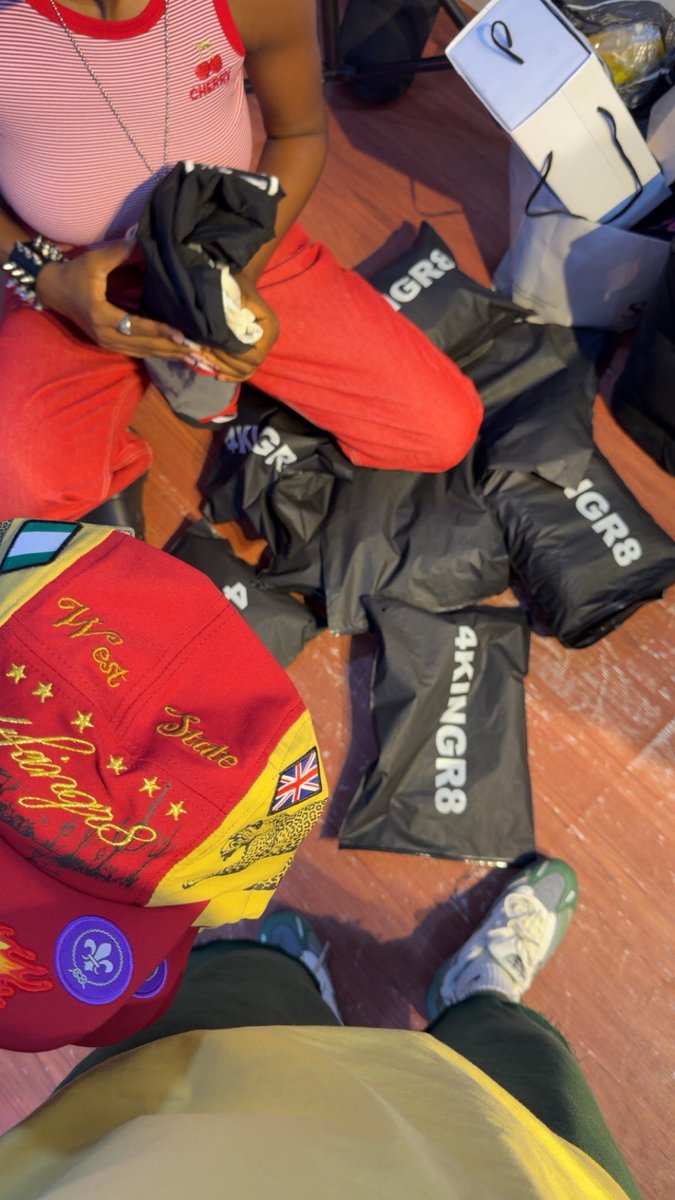 AblegodAkamnonu's tweet photo. Look fly and sell my clothes https://t.co/Yjq4Y4U4PH