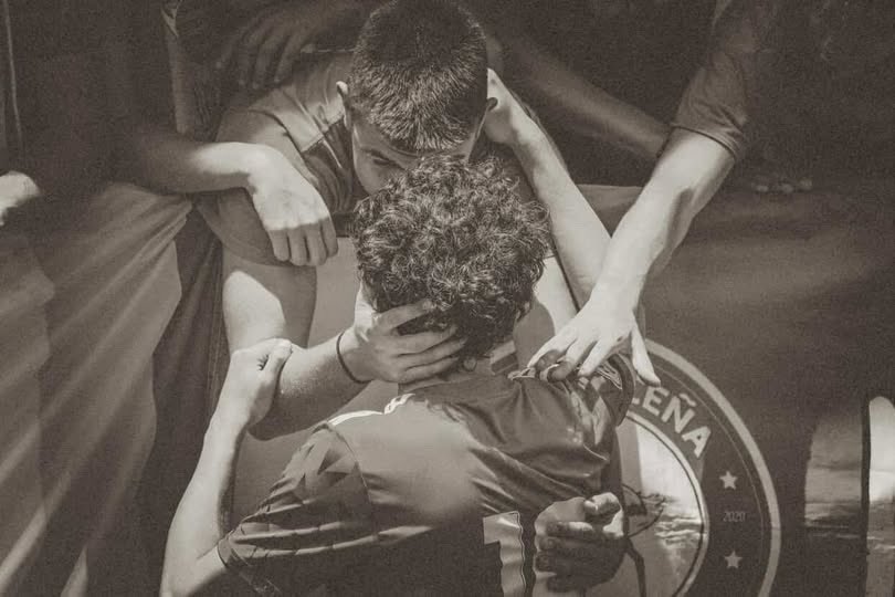 bomborozas's tweet photo. Hoy termina una temporada que nos llevó al límite de nuestras emociones. Una temporada en la que soñamos, luchamos y creímos hasta el último momento. El ascenso estuvo cerca, muy cerca. Lo tuvimos al alcance de la mano , y aunque finalmente no pudimos alcanzarlo,

(Sigue)⬇️ https://t.co/RzwYwC4jnQ
